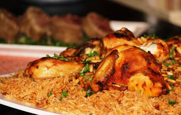 رز محمر مع الدجاج