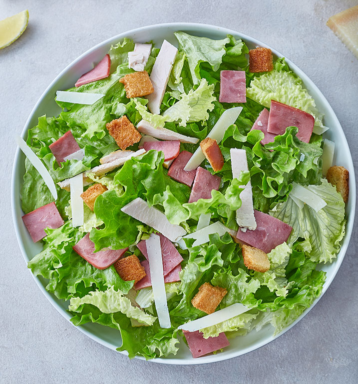 سلطة اللحم المدخنة مع جبن البارميزان