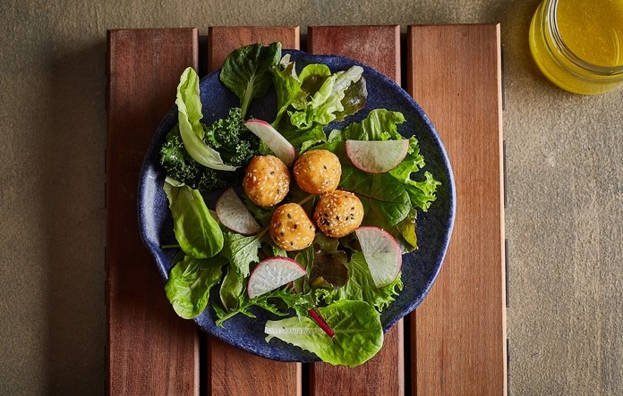 سلطة الخضار مع جبن الماعز المقلي