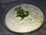 سلطة الخيار باللبن