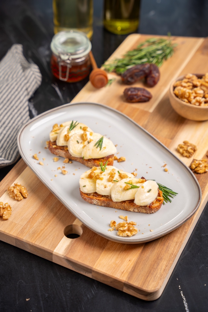 توست بالتمر وجبنة الموزاريلا بالفيديو