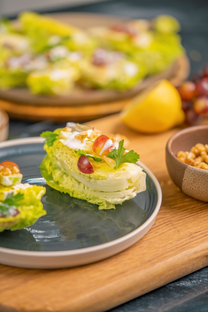 سلطة خس بالتفاح الأخضر والجوز بالفيديو