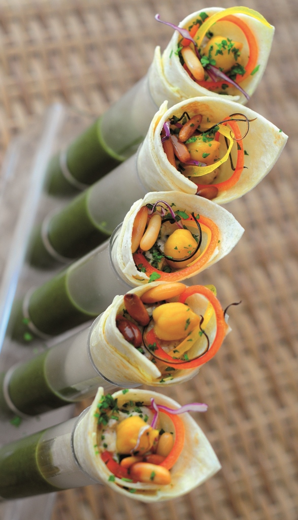 حمّص مع اللحم المفروم وخبز التورتيلا