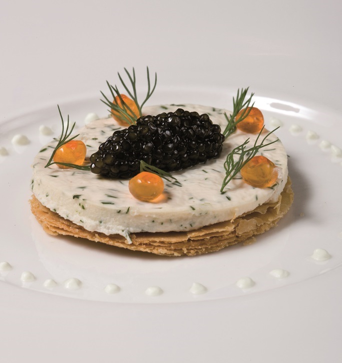 تورتة السلمون مع الكافيار والفجل الحار