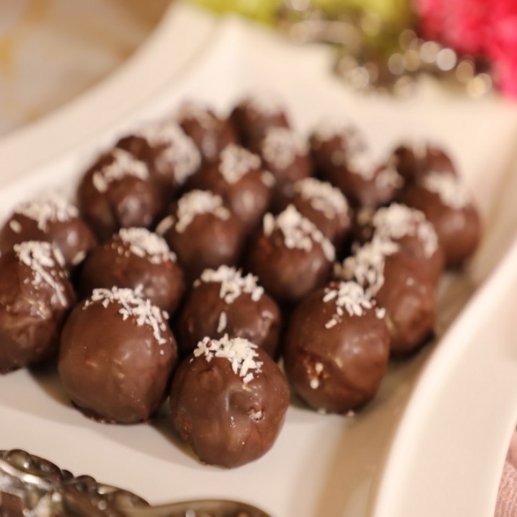 كرات جوز الهند بالشوكولاتة السهلة بالفيديو