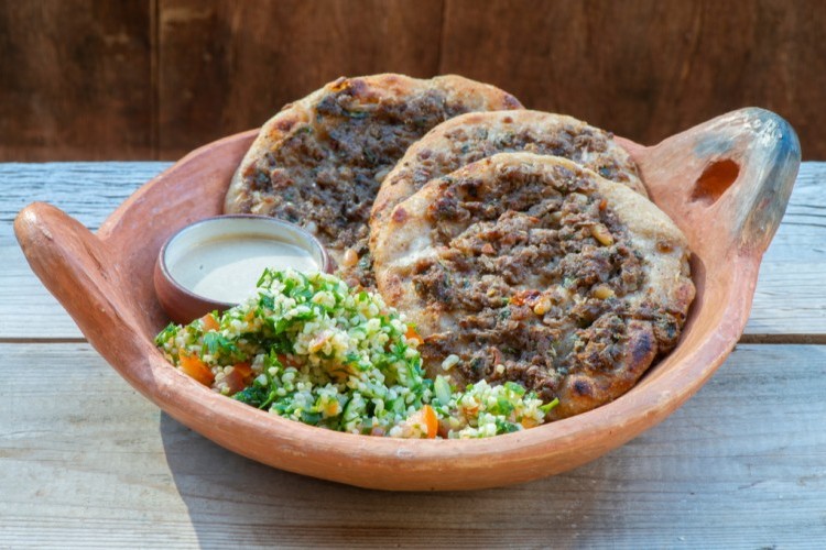 عجينة عيش باللحم