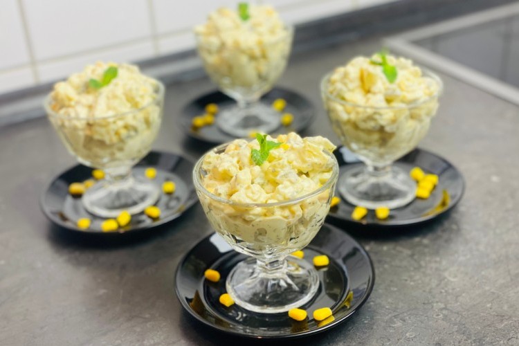 سلطة البطاطس بالبيض المسلوق والمايونيز