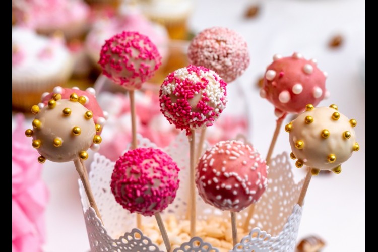 كيك بوبس بالكريمة الملونة