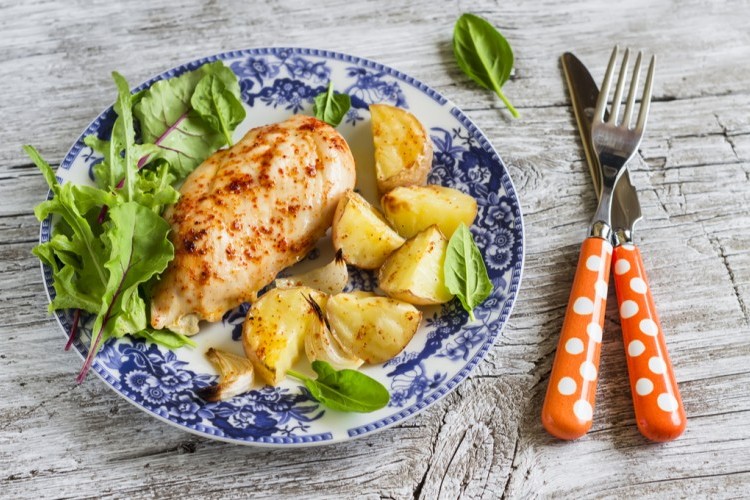 صينية بطاطس بالدجاج والجبن