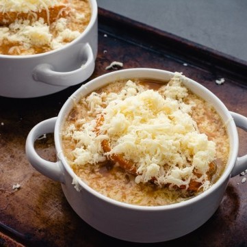 شوربة البصل بجبن البارميزان