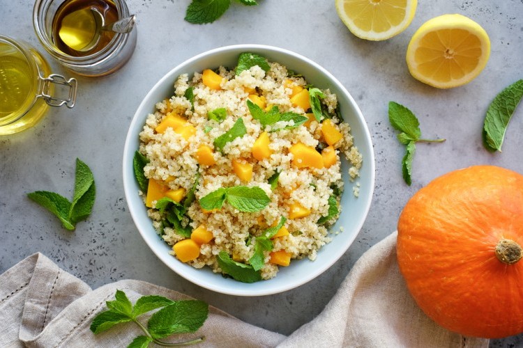 سلطة الكينوا مع القرع المشوي