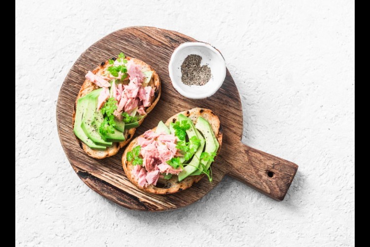 توست بالتونة والأفوكادو صحي وخفيف