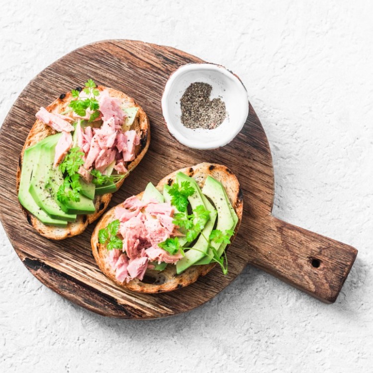 توست بالتونة والأفوكادو صحي وخفيف