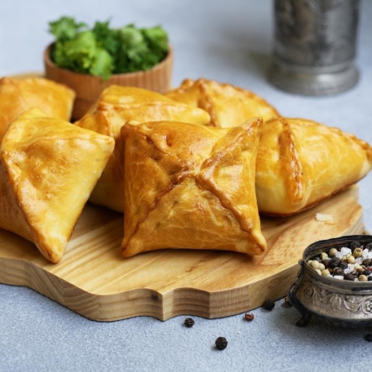 سمبوسة بالبف باستري بحشوة الجبن