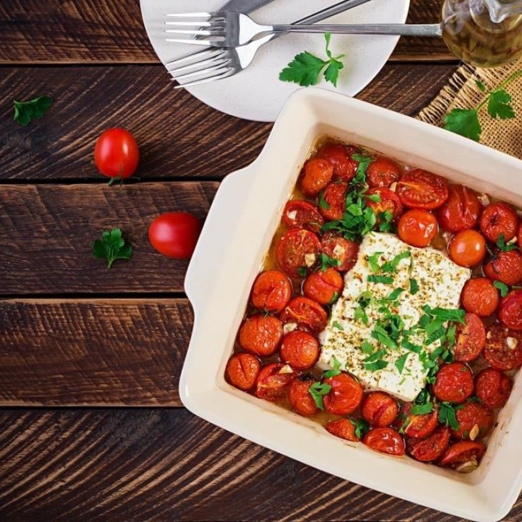 جبنة فيتا مخبوزة مع الزيتون للفطور