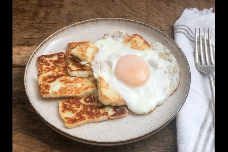 البيض المقلي بجبن الحلوم