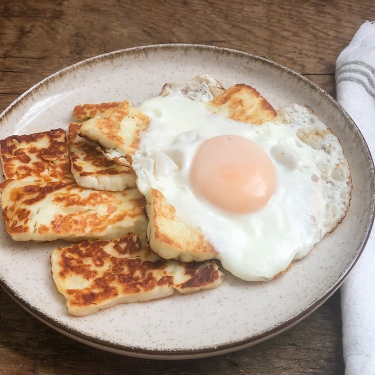 البيض المقلي بجبن الحلوم