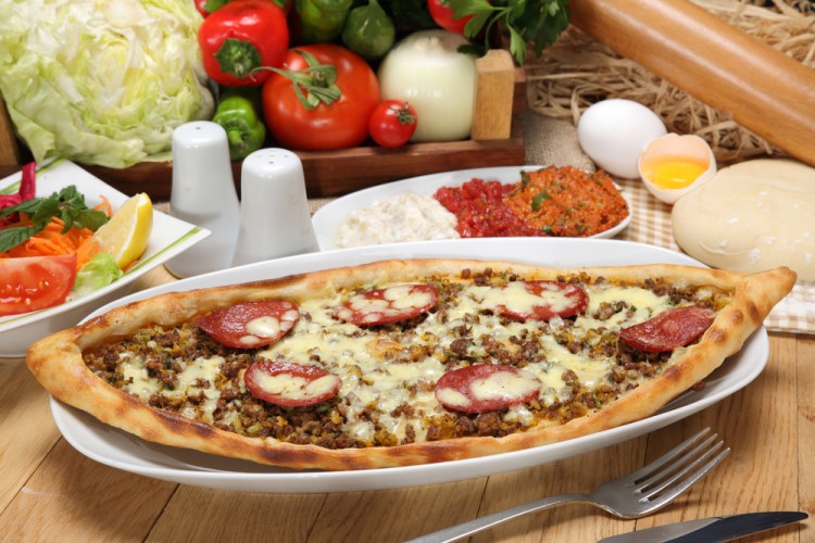 البيتزا بالسجق واللحم المفروم