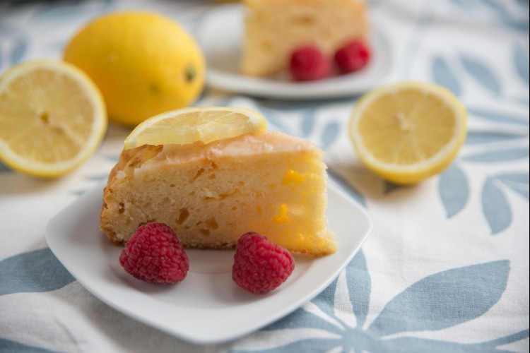 كيك البرتقال بالتوت الأحمر المجفف