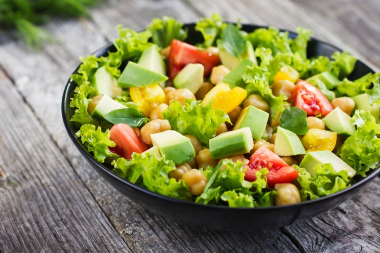 سلطة الحمص المقلي بالطماطم والأفوكادو