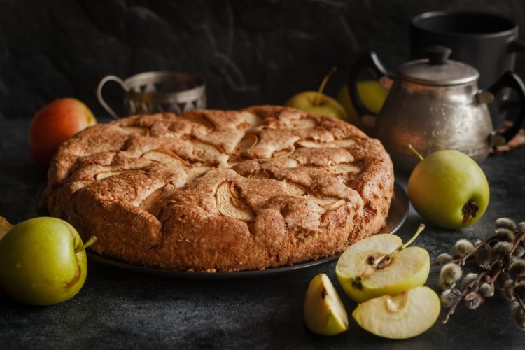 كيكة التفاح والزبيب