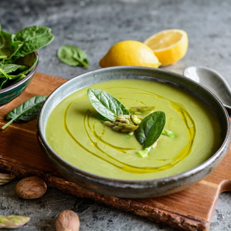 شوربة الهليون بالسبانخ