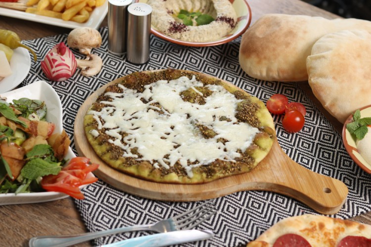 طريقة عمل بيتزا بالزعتر والجبنة