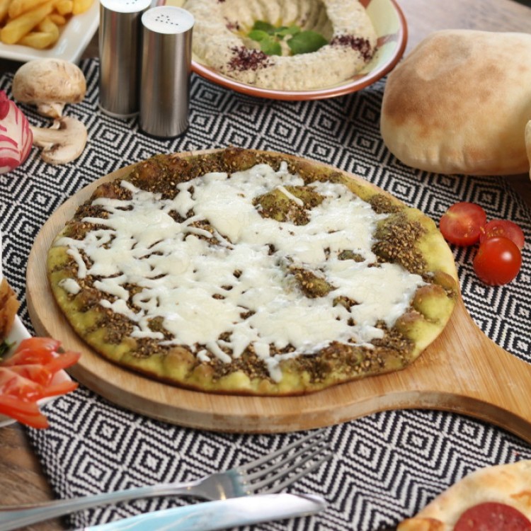 طريقة عمل بيتزا بالزعتر والجبنة