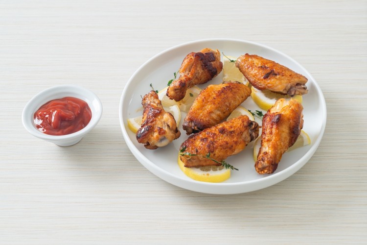 أجنحة الدجاج بالليمون والفلفل الأسود