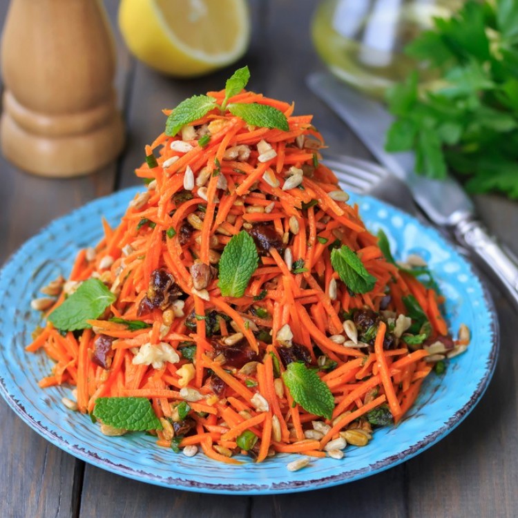 سلطة الجزر بالتمر والجوز