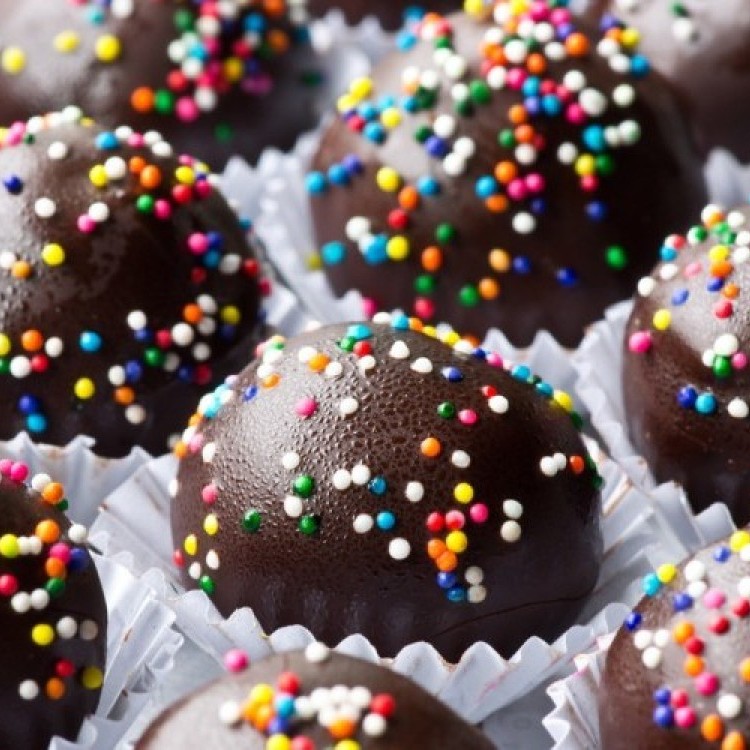 حلى كرات الكيك بتغليفات منوعة شهية ولذيذة