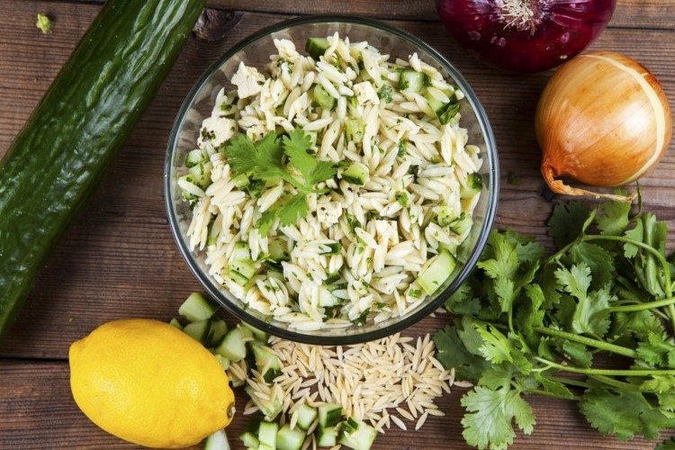 سلطة لسان العصفور بالخيار والبقدونس