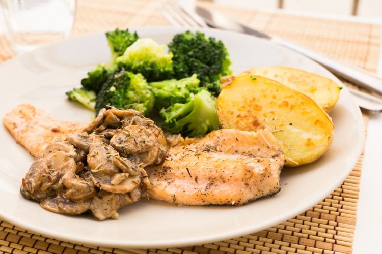 سمك فيليه مع صلصة المشروم دايت