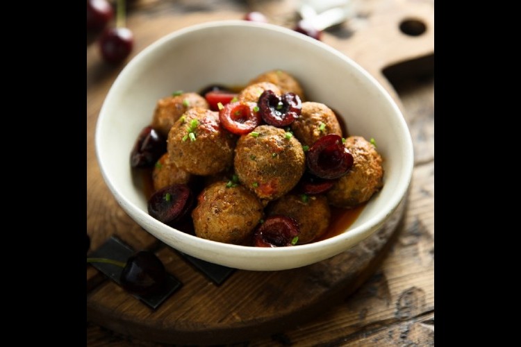 كرات اللحم بصلصة الكرز