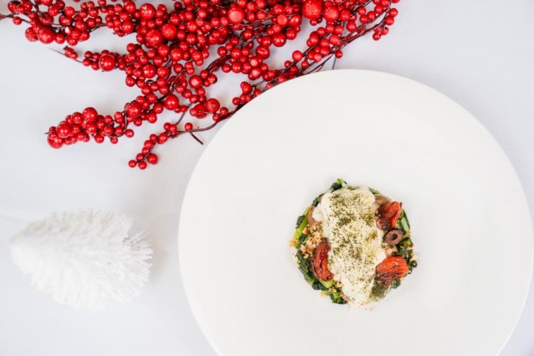 سمك القد الأسود مع اللفت الأخضر