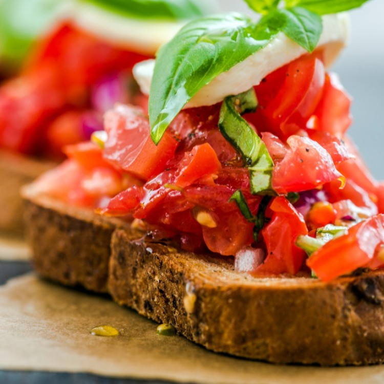 خبز محمص بالطماطم وخل البلسمك