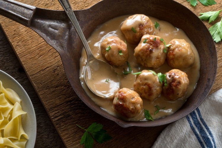 كرات اللحم بالكريمة