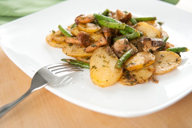 بطاطس محمرة مع الفاصوليا الخضراء والأعشاب