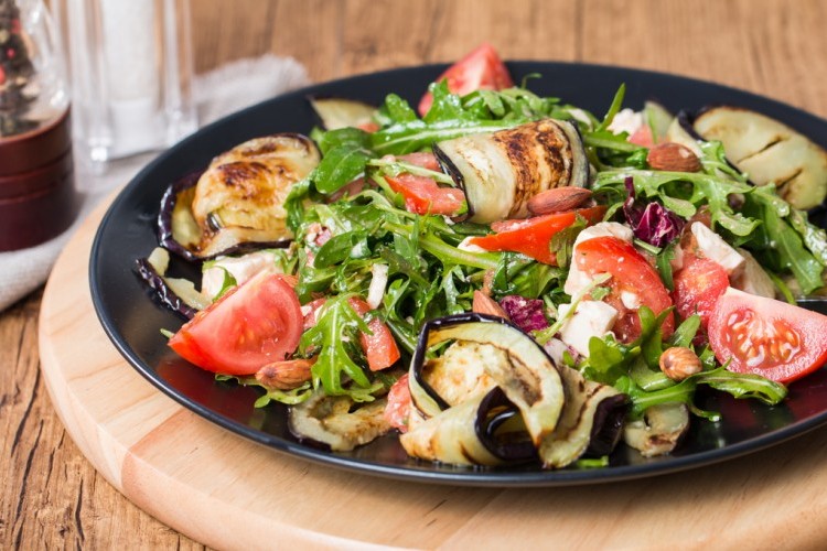 سلطة الجرجير بالباذنجان