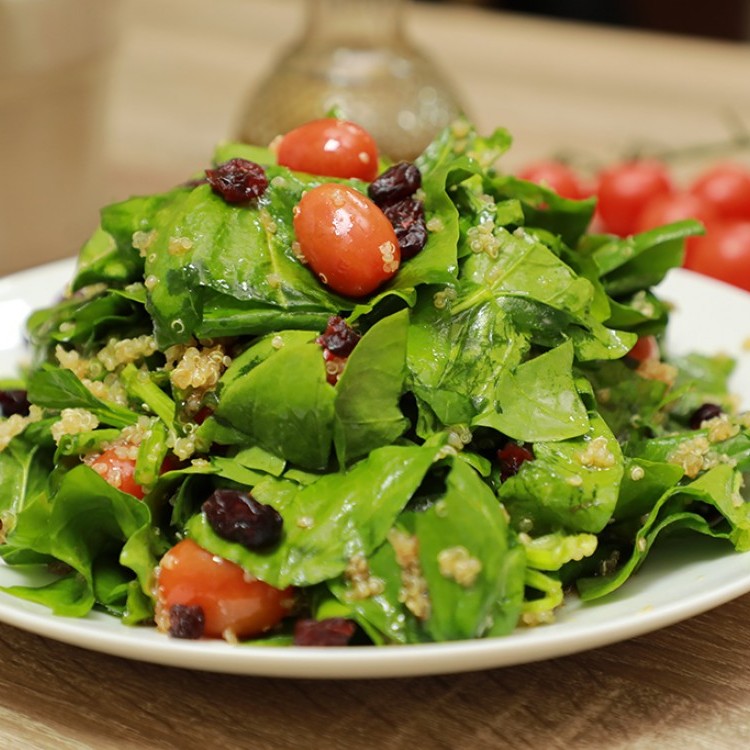 سلطة السبانخ والكينوا بالفيديو