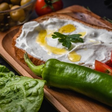سندويتش اللبنة على الطريقة اللبنانية