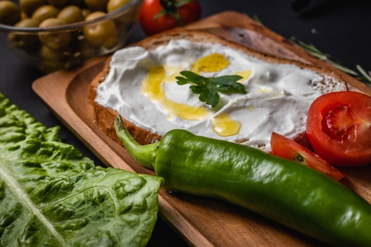 سندويتش اللبنة على الطريقة اللبنانية