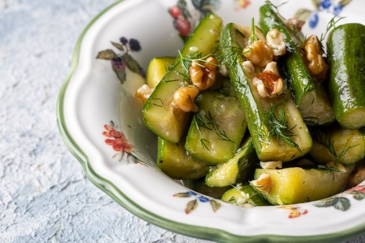 سلطة الكوسا بالجوز والشبت