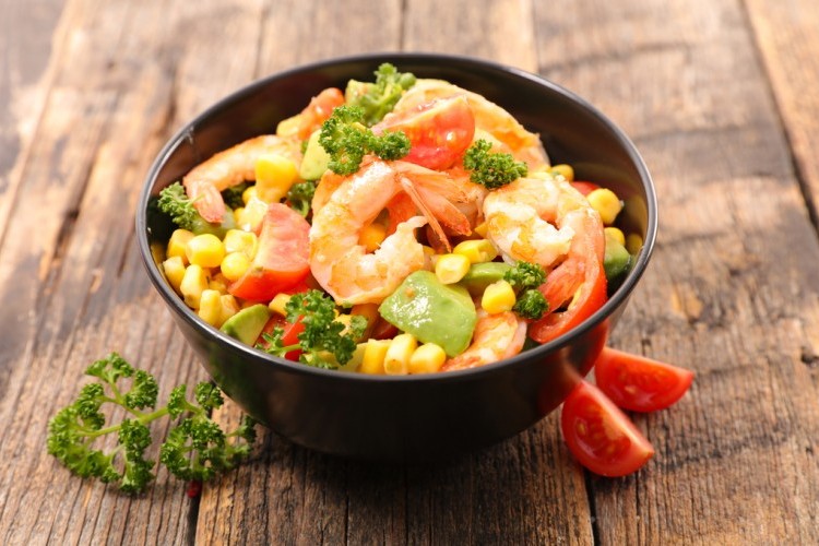 سلطة الأفوكادو بالروبيان والذرة