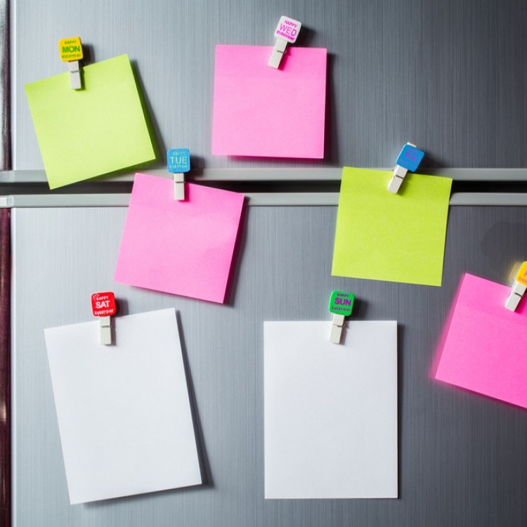 مكونات لاختفاء آثار الملصقات الورقية عن الثلاجة