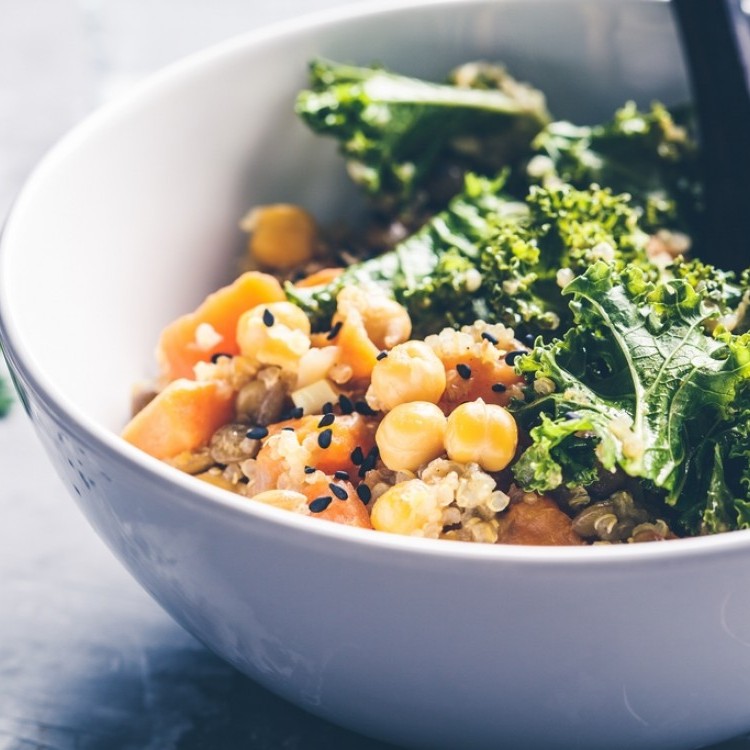 يخنة الحمّص والبطاطس الحلوة والكايل