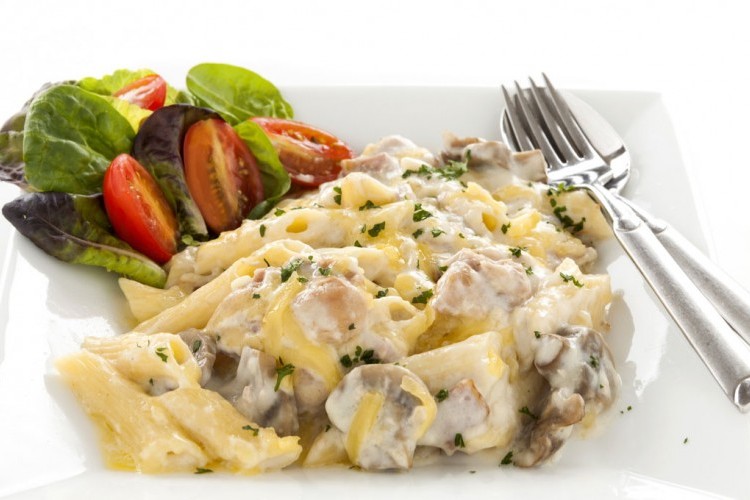 سلطة مكرونة بالمايونيز والذرة