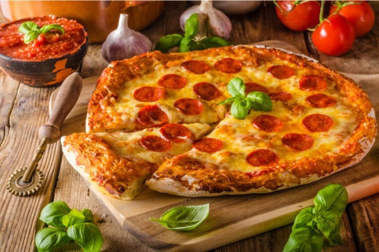 بيتزا السلامي بجبن الشيدر