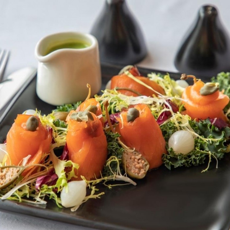 لفائف السمك المدخن مع الكبر