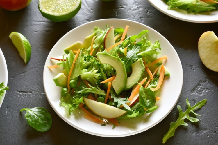 سلطة الأفوكادو بالتفاح